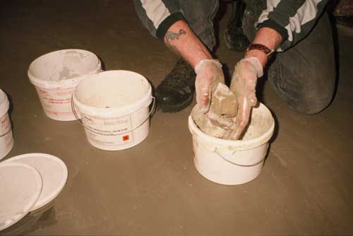 Mixing Mouldable Epoxy Putty Mortar by hand